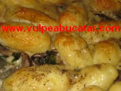 O tava cu gnocchi cu ciuperci si spanac frumos rumenita